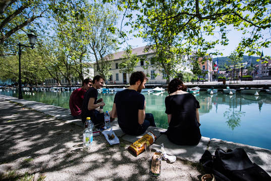 Ungdomar från Annecy  har picknick vid ån där Island har