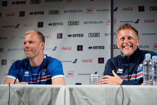 Islands Eidur Gudjohnsen och förbundskapten Heimir