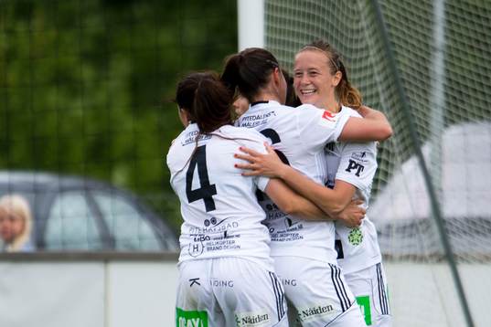 Piteås Lena Blomkvist jublar i förgrunden