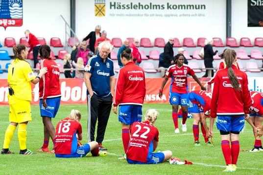 Vittsjös tränare Ingemar Nilsson och spelare deppar
