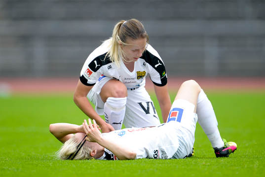 Umeås Emma Åberg-Zingmark har ont
