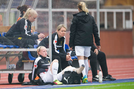 Umeås Emma Åberg-Zingmark ligger skadad