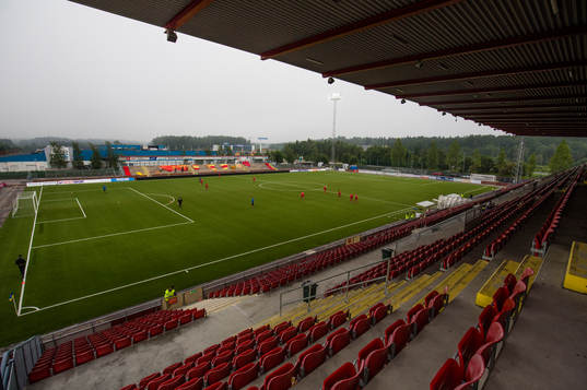 Syrianskas spelare kommer ut på Södertälje Fotbollsarena