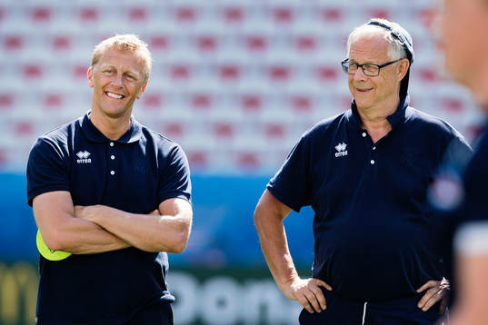 Bläddra bland fler bilder av Fotbolls-EM 2016, dag 17, Island, träning och presskonferens