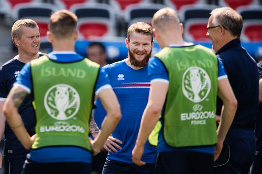 Aron Gunnarsson (m) och förbundskapten Lars Lagerbäck