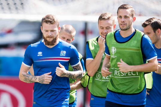Aron Gunnarsson (tv) och Gylfi Sigurdsson (th) på Islands