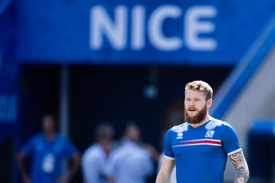 Islands Aron Gunnarsson  på Islands fotbollslandslags