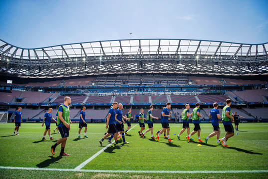 Islands spelare tränar på Stade de Nice  på Islands