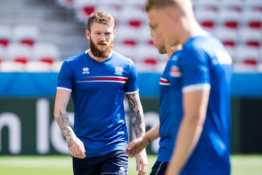 Aron Gunnarsson  på Islands fotbollslandslags träning