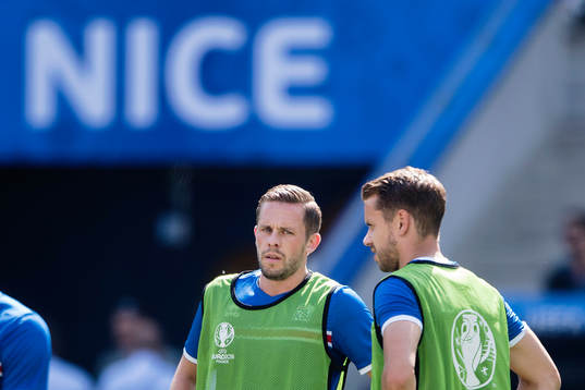 Gylfi Sigurdsson pratar med Kári Arnason  på Islands