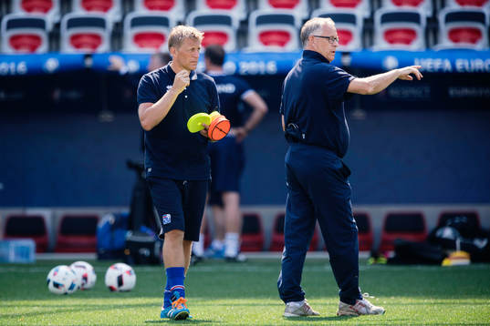Förbundskaptener Heimir Hallgrimsson och Lars Lagerbäck