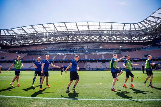Spelarna värmer upp på Islands fotbollslandslags träning