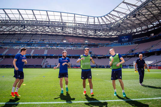 Aron Gunnarsson och Kári Arnason värmer upp medan