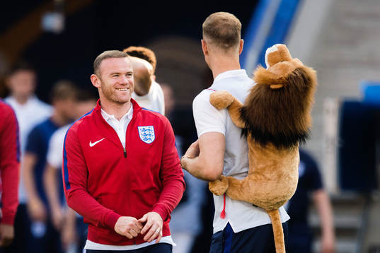 Wayne Rooney och målvakt Joe Hart  på Englands