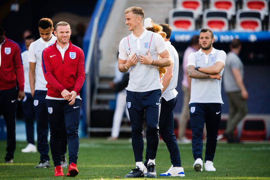 Wayne Rooney och målvakt Joe Hart  på Englands