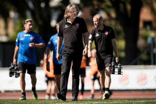 LB07s tränare Sven Sjunnesson i halvtidsvilan
