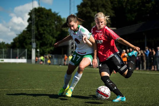 Hammarbys Madeleine Tegström och LB07s Emma Ekman