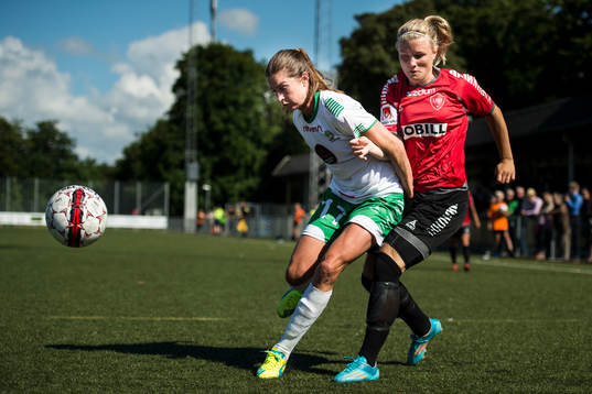 Hammarbys Madeleine Tegström och LB07s Emma Ekman