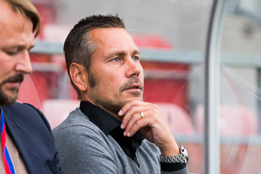 Örgrytes tränare Marcus Lantz innan fotbollsmatchen i