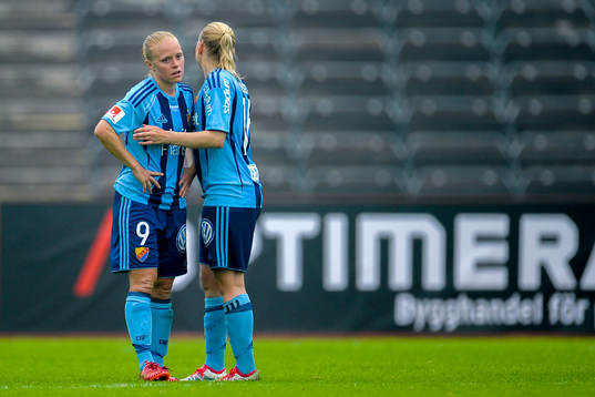 Djurgårdens Mia Jalkerud och Sofia Nilsson deppar