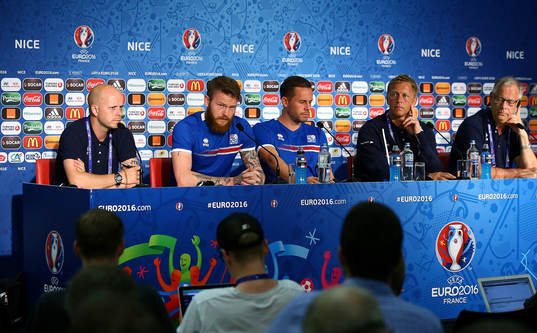 I denna handout-bild från UEFA ses Aron Gunnarsson, Gylfi