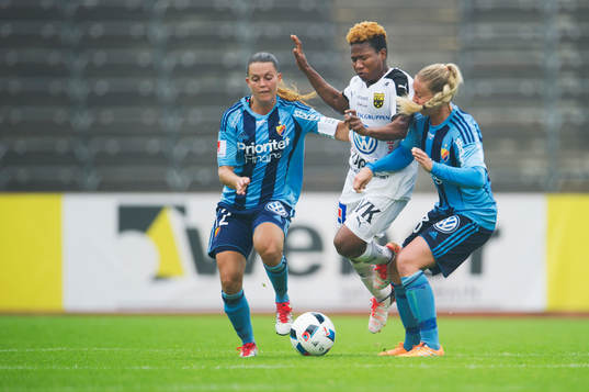 Djurgårdens Emilia Appelqvist och Petronella Ekroth i kamp