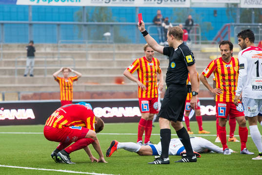 Syrianskas Mattias Liljestrand får ett rött kort av