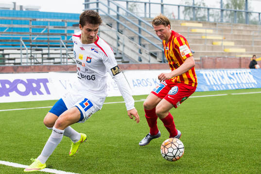Örgrytes Daniel Paulson i kamp om bollen med Syrianskas