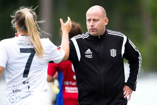 Piteås tränare Stellan Carlsson grattar Irma Helin