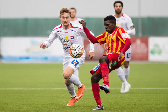 Örgrytes Sebastian Ohlsson och Syrianskas Samuel Akintioye