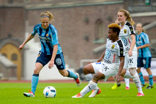 Djurgårdens Katrin Schmidt och Umeås Rita Chikwelu