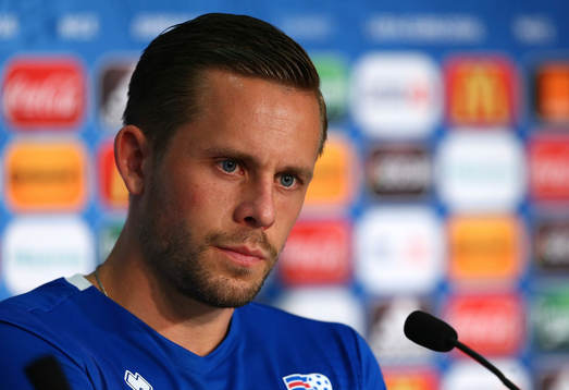 I denna handout-bild från UEFA ses Gylfi Sigurdsson på