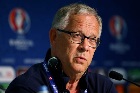 I denna handout-bild från UEFA ses förbundskapten Lars