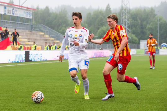 Örgrytes Daniel Paulson i kamp om bollen med Syrianskas