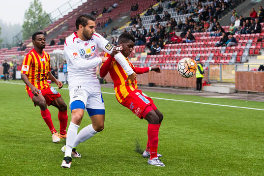 Örgrytes William Atashkadeh i kamp om bollen med