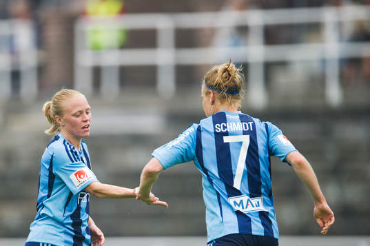 Djurgårdens Mia Jalkerud och Katrin Schmidt ger varandra