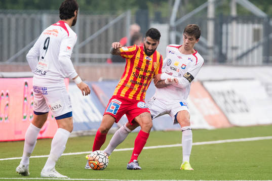 Syrianskas Charbel Georges i kamp om bollen med Örgrytes