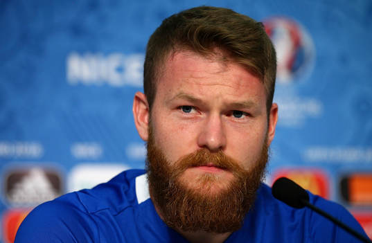 I denna handout-bild från UEFA ses Aron Gunnarsson på