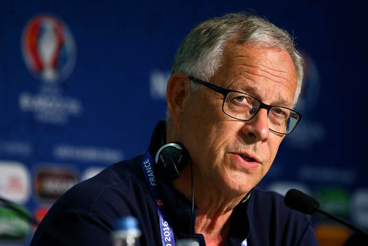 I denna handout-bild från UEFA ses förbundskapten Lars