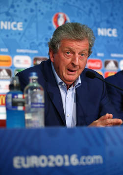 I denna handout-bild från UEFA ses  förbundskapten Roy