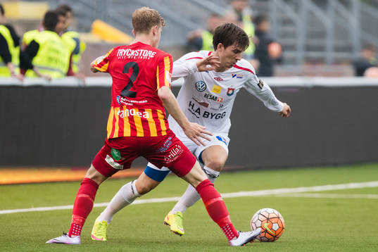 Syrianskas Viktor Wernersson utmanas av Örgrytes Daniel