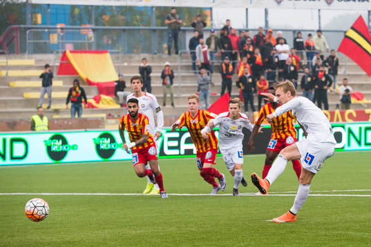 Örgrytes Sebastian Ohlsson slår en straff