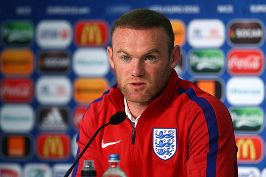 I denna handout-bild från UEFA ses Wayne Rooney  på