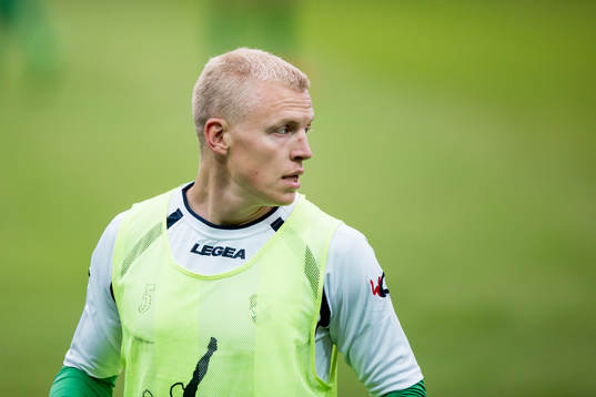 Ljungskiles Petter Björlund  värmer upp