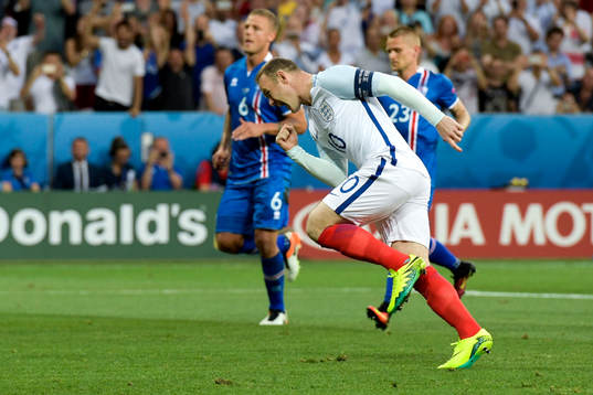 Englands Wayne Rooney jublar