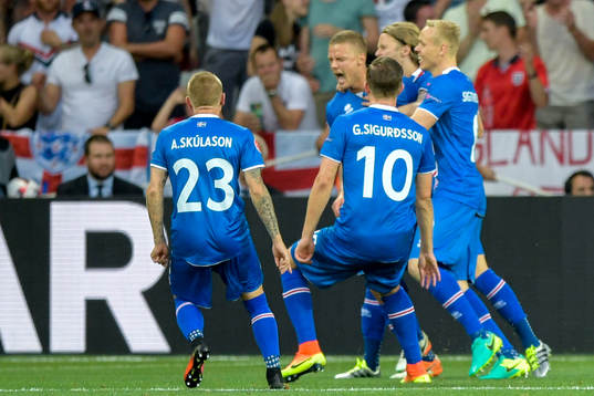 Islands Ragnar Sigurdsson jublar med lagkamraterna