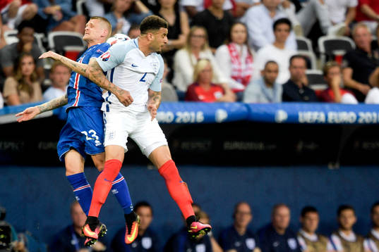 Englands Kyle Walker och Islands Ari Skulason