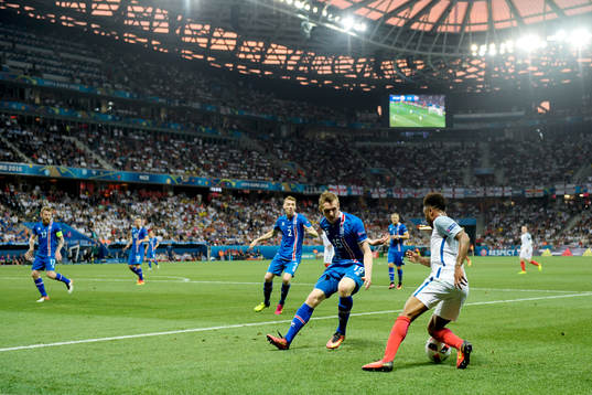 Islands Jón Dadi Bödvarsson och Englands Raheem Sterling