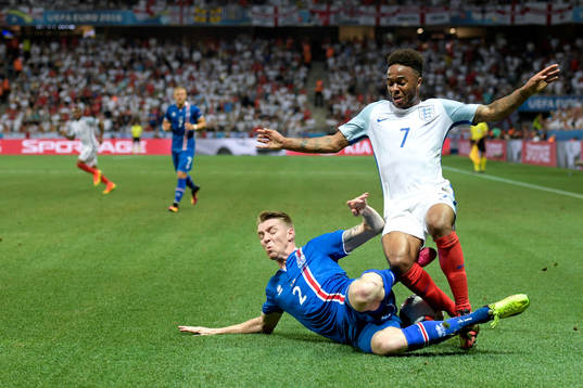 Islands Birkir Saevarsson och Englands Raheem Sterling