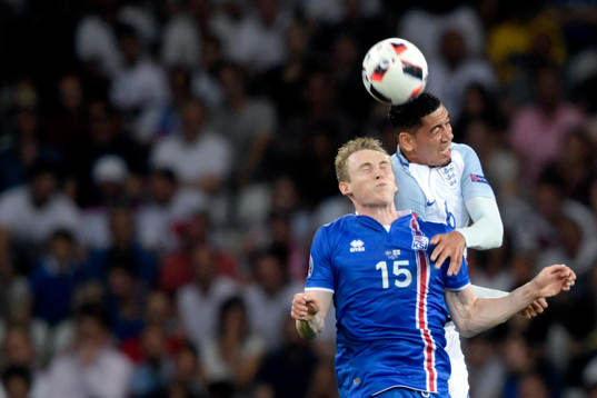 Islands Jón Dadi Bödvarsson och Englands Chris Smalling